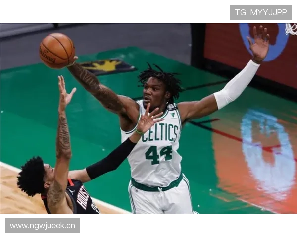 费舍尔利用挡拆制造防守空档提升关键时刻组织效率